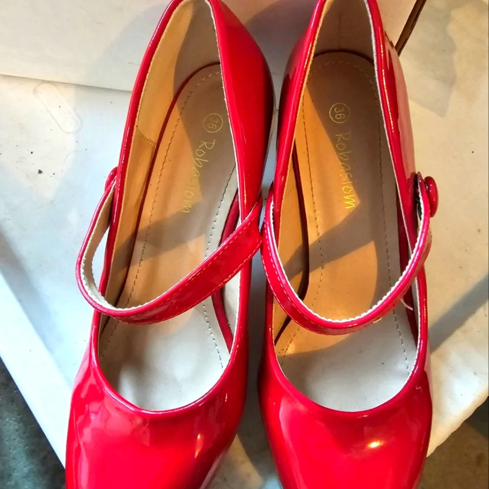 Red heels, size 36. 2.5" heel height. - Picture 5 of 7